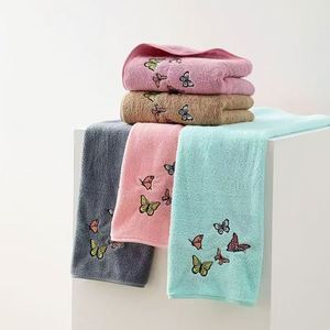 Serviette de bain en velours corail à séchage rapide, absorbante et douce, avec broderie papillon et tapis de salle de bain à poils coupés - Product Image 1