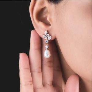 Hermosos pendientes de gota de perla con diamantes con belleza brillante diseñados para los amantes de la moda y el estilo de la India - Product Image 2