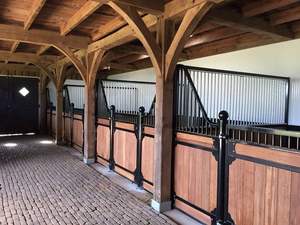 Panneaux d'écurie pour chevaux <span class=keywords><strong>de</strong></span> qualité supérieure, design bas, stalles modulaires préfabriqués en acier, longue durée <span class=keywords><strong>de</strong></span> vie, faible entretien, solution d'écurie - Product Image 4