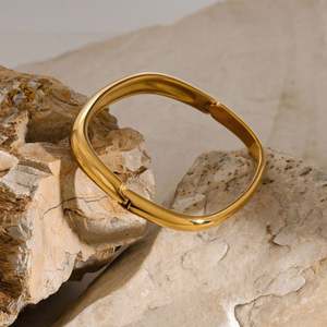 Bracelet minimaliste en acier inoxydable plaqué or 18 carats Bracelets antiques carrés à boucle pour femmes - Product Image 2