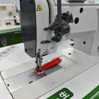 Machine à coudre plate industrielle DS-4400 à une aiguille et triple entraînement pour la fixation de tapis et moquettes, avec pied entraîneur
