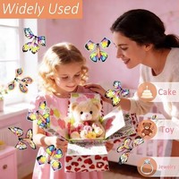 Boîte surprise à gâteau explosif blanc pour fête et anniversaire, en stock, avec fleurs et papillons volants