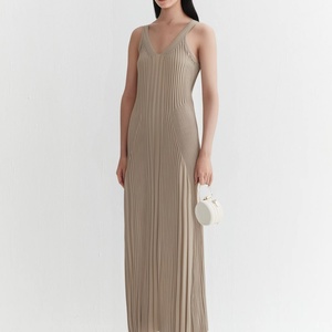 เดรสไหมพรมผู้หญิงทรงเอไลน์ ความยาวปานกลาง คอวี แขนกุด สีพื้น 5 สี สไตล์ลำลอง เหมาะสำหรับฤดูใบไม้ร่วง เอวเข้ารูป - Product Image 1