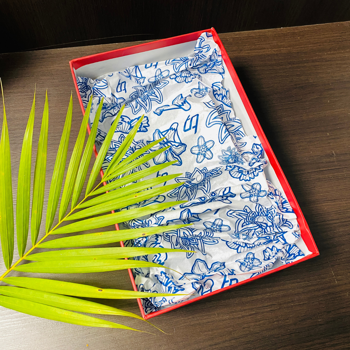 Custom Durable Eco-Friendly Recyclable Reusable Moisture-Proof Packaging Paper Bag Solid Embossed Surface Electronic Socks