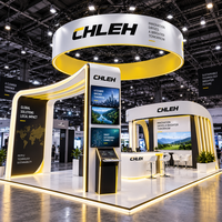 Stand d'exposition modulaire 20x20 pieds avec enseigne suspendue circulaire, structure tubulaire en arche et comptoir lumineux pour l'Expo DesignCon 2027