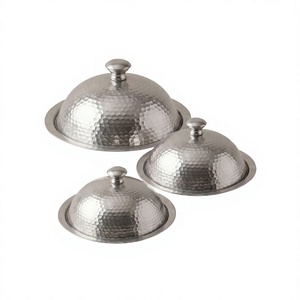 Assiettes de service rondes en métal martelé avec couvercles en dôme pour la restauration de table lors de fêtes - Product Image 4