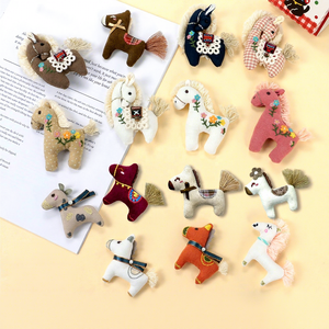 새로운 한국 스타일 어린이용 유니섹스 포니 <span class=keywords><strong>DIY</strong></span> 패브릭 포장 폴리에스터 브로치 - Product Image 1