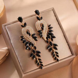 Boucles d'oreilles pendantes en forme de feuilles, design goutte d'eau, or, cristal noir, bijoux de fête, 8,3 cm, poids 18 g - Product Image 2