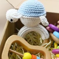 Ensemble cadeau pleine lune de vente chaude bébé Crochet hochet en bois animal sucette chaîne cadeau de naissance dans une boîte poupée de dessin animé
