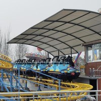 Manèges de parc d'attractions, montagnes russes à sensations fortes, longueur de la piste de 300 m, vitesse de 49 km/h, 16 passagers, construction en acier et fibre de verre