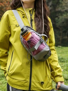 Sac de poitrine multifonctionnel léger et tendance en nylon imperméable pour le sport, le cyclisme et la randonnée, avec porte-bouteille – Nouvelle collection Tin Duc - Product Image 5