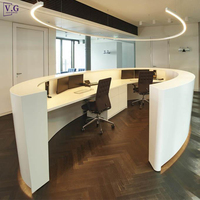 Comptoir de réception sur mesure en surface solide blanche dans les cliniques, comptoir de forme ovale, design de réception d'hôtel