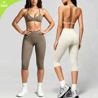 Ensemble de sport pour femme à faible MOQ : Soutien-gorge dos nu avec crochets ajustables et Leggings Capri dos en V, sensation seconde peau, pour le yoga et les activités sportives