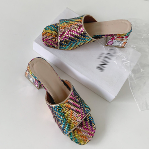 Sandales pour femmes à tige tressée colorée, à bout carré ouvert, à talons carrés bas, avec strass mélangés, style mules habillées - Product Image 3