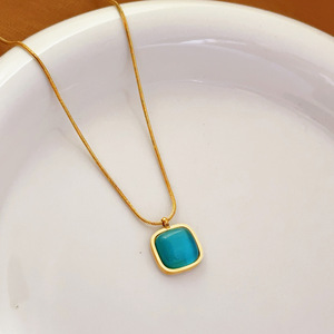 Collier pendentif carré coloré tendance pour femme en acier inoxydable plaqué or de luxe de la marque Elodie, chaîne serpent, ne ternit pas, vente en gros - Product Image 4