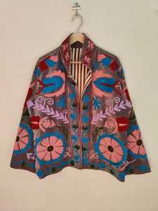 Chaqueta Bordada Suzani de Terciopelo Hecha a Mano |   Abrigo con Estampado Floral Folclórico |   Ropa Étnica Boho |   Artesanía, regalo para ella - Product Image 2