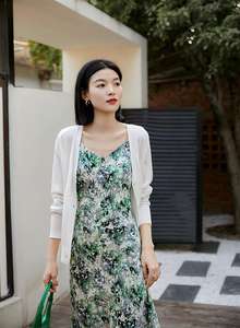 Elegante vestido con cuello en V, estampado impresionista de jardín, acetato de lujo floral francés con vestidos casuales cortados al bies - Product Image 2