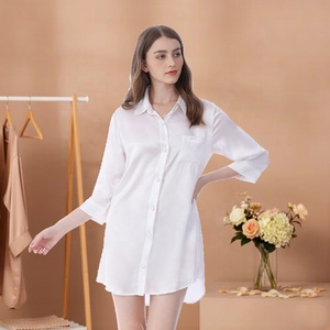 <span class=keywords><strong>Camicia</strong></span> <span class=keywords><strong>da</strong></span> <span class=keywords><strong>Notte</strong></span> di Lusso per Donna in Seta di Gelso 100% 19 Momme, <span class=keywords><strong>con</strong></span> <span class=keywords><strong>Bottoni</strong></span> Frontali, Comoda e Traspirante - Product Image 1