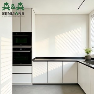 Ensemble d'armoires de cuisine minimalistes blanc chaud, design sans poignées noir, en forme de L, avec plan de travail en quartz noir mat et four encastré - Product Image 3