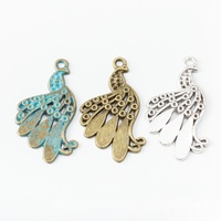 Nouveau design, pendentif en métal personnalisé en forme de paon à queue longue ajourée, luminaire moderne en métal pour breloques