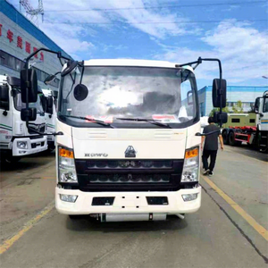 Sinotruk HOWO 4x2 New 5000-6000 Liters Fuel Gasoline Crude Oil Refueling Delivery <b>Transport</b> Tanker Truck Sale - Product Image 2