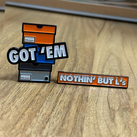 Badges en émail dur personnalisés avec logo d'hôtel en métal et puce NFC pour vêtements - Vente en gros