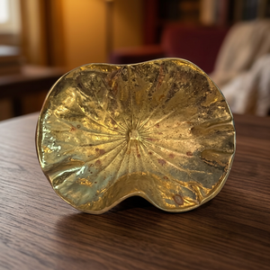 Assiette décorative artisanale en forme de feuille dorée, style chinois traditionnel, en métal poli avec motif végétal - Product Image 2
