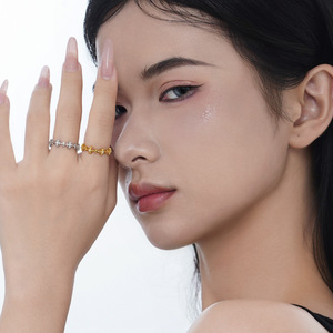 Anillo Abierto Minimalista Estilo Coreano Nexus con Cielo Estrellado de Cristal Pequeño y Galvanoplastia, Diseño de Nicho Estilo Frío de Instagram para Mujer - Product Image 3