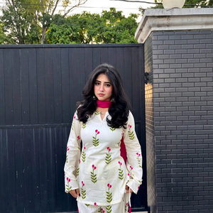 NOIIR PIGEON Kurta de Algodón con Estampado Floral Blanco para Mujer, Ropa Casual Tradicional India y Pakistaní, Corte Regular, Largo Midi, Antiarrugas - Product Image 1