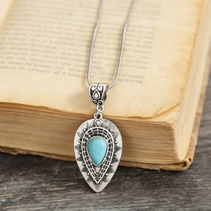 Collana Vintage con Ciondolo a Goccia Intagliato, Pietra Color Turchese, Stile Boho per Donne - Product Image 1