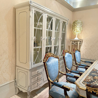 Table à manger de luxe classique et artistique en placage de bois avec incrustations dorées et pieds sculptés, idéale pour maison de luxe, villa, hôtel