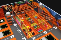 Équipement de parc de trampolines intérieur sur mesure sur le thème de la course automobile avec fosse à mousse, toboggans et parcours d'obstacles
