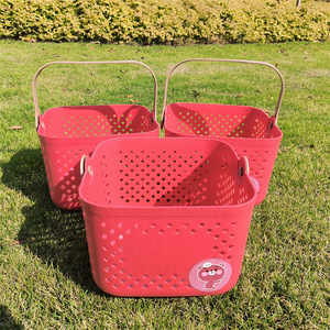 Panier de rangement Strawberry Bear en plastique rectangulaire avec poignées pour un rangement bien organisé, 22 cm de long, 16 cm de haut - Product Image 2
