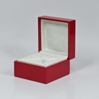 Boîte cadeau carrée en bois rouge brillant avec insert en velours, logo personnalisé, couvercle à charnière pour le rangement de bijoux et l'emballage de cadeaux de luxe, vente en gros