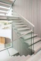 Escalier moderne en acier et bois flottant pour intérieur avec garde-corps en verre, escalier en chêne sur mesure