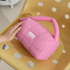 कस्टम यूनिसेक्स लक्जरी क्लुटेड पफी नायलॉन मेकअप बैग जिपर बंद कॉस्मेटिक कॉमेट्रिक पोर्टेबल आउटडोर यात्रा टोटे हैंडबैग - Product Image 5