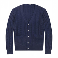 Premium Herren Zopfmuster V-Ausschnitt Knopfleiste Strickjacke mit Gesticktem Pferde-Logo Modische Lässige Strickpullover-Jacke