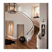 Escalier en colimaçon de luxe avec marches en marbre, balustrade en verre cristal, main courante en métal finition or, fabrication entièrement personnalisée
