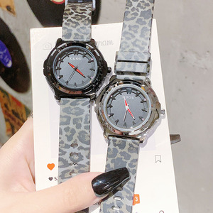 Nouvelle montre pour femme tendance et élégante à imprimé léopard, grand cadran, bracelet en silicone - Product Image 5