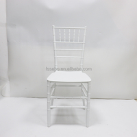 Chaise Chiavari dorée en résine blanche pour événements, hôtels et extérieur, vente en gros de chaises de mariage avec coussins