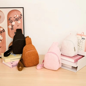 <span class=keywords><strong>Sac</strong></span> à bandoulière mini pour enfants, motif dessin animé, en polaire sherpa, mignon et tendance, <span class=keywords><strong>sac</strong></span> de poitrine isolé et portable en peluche pour l'école, vente en gros - Product Image 2
