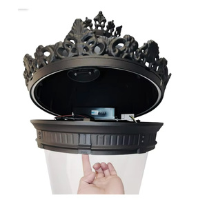 Lanterne de jardin couronnée noire et or 60W, certifiée CE RoHS, étanche, pour propriétés résidentielles de luxe - Product Image 3