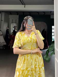 Sunshine Stitched Breezy Comfy Georgette Wrap Sin esfuerzo Chic para la playa o la graduación - Product Image 2