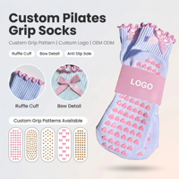 Chaussettes de Pilates et Yoga à Volants Roses pour Filles OEM, Épaisses en Tissu Éponge Antidérapantes avec Cœur et Logo Personnalisé, Idéales pour la Gym, avec Ruban
