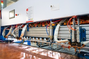 Machine de soudage CNC pour portes en verre à 28 têtes avec système servo pneumatique, adaptée aux châssis et aux meubles en acier. - Product Image 4
