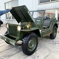 Grand modèle de véhicule utilitaire de la Seconde Guerre mondiale en fer sculpté, finition vert olive, design personnalisable pour la décoration de la maison ou du bar
