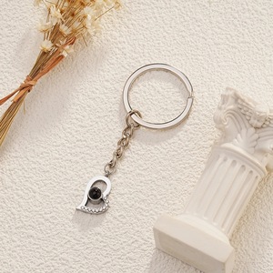 <span class=keywords><strong>Llavero</strong></span> de Proyección en Forma de Corazón de Acero Inoxidable Más Vendido, Personalizado con <span class=keywords><strong>Foto</strong></span> a Color de una Sola Pieza, Ideal para Viajes Festivos - Product Image 3