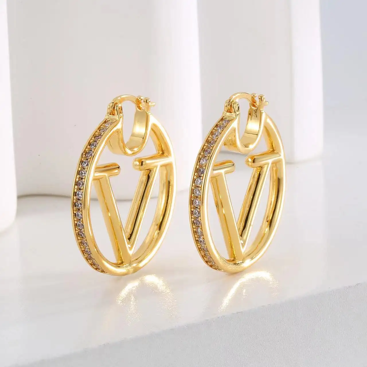 Yeni lüks moda tasarımcısı Premium stil 18k altın harf V küpe Hoop kristal küpe takı kadınlar için