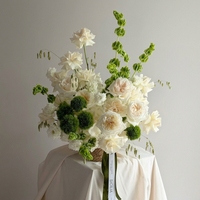Arrangement floral réaliste en fleurs artificielles blanches et vertes pour centre de table de mariage : Hortensia, Rose, Calla Lily
