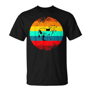 Camiseta vintage con gráfico de vaca de granja y diseño de puesta de sol arcoíris para hombres y mujeres - Product Image 2